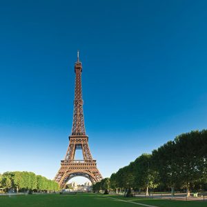 the best Europe landmark Eiffel Tower and the Arc de Triomphe