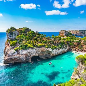 Last minute offer – Book 4 nights and get 1 night free on holiday homes stays at Belvilla UK